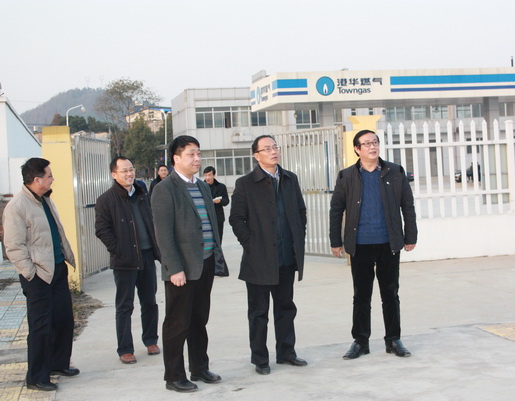 市城鄉(xiāng)建委黨委書(shū)記、主任鄭家齊一行至安慶港華調(diào)研我市燃?xì)夤ぷ?>                            <div   id="59qhimr"   class="con">
                                <span id="59qhimr"    class="title">市城鄉(xiāng)建委黨委書(shū)記、主任鄭家齊一行至安慶港華調(diào)研我市燃?xì)夤ぷ?/span>
                                <p class="des">&nbsp;

	12月12日下午，市城鄉(xiāng)建委黨委書(shū)記、主任鄭家齊，副主任張北安率委相關(guān)部門來(lái)到安慶市煤氣公司和安慶港華燃?xì)夤菊{(diào)研。安慶市煤氣公司經(jīng)理、安慶港華董事長(zhǎng)潘炳應(yīng)，安慶港華總經(jīng)理王政文陪同調(diào)研，公司全體班子成員參加調(diào)研會(huì)。 &nbsp;&nbsp;&nbsp;&nbsp;&nbsp;&nbsp;&nbsp;


	鄭家齊主任一行先后來(lái)到我市天然氣月山門站、北部新城高中壓站及L...</p>
                            </div>
                            <div   id="59qhimr"   class="time">
                                <span id="59qhimr"    class="day">15</span>
                                <span id="59qhimr"    class="year-month">2014-12</span>
                            </div>
                        </a>
                    </li>
                                        <li>
                        <a href="show.php?Id=292" target="_blank">
                            <img src=