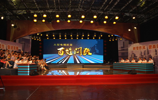 問政水電氣 關(guān)注百姓事——安慶港華燃?xì)鈪⒓印栋傩諉栒匪姎鈱鲣浿?>                            <div   id="59qhimr"   class="con">
                                <span id="59qhimr"    class="title">問政水電氣 關(guān)注百姓事——安慶港華燃?xì)鈪⒓印栋傩諉栒匪姎鈱鲣浿?/span>
                                <p class="des">&nbsp;

	6月29日下午，安慶港華燃?xì)夤绢I(lǐng)導(dǎo)和各關(guān)鍵崗位的50余名員工參加了安慶市大型全媒體聯(lián)動(dòng)電視節(jié)目《百姓問政》水、電、氣專場錄制，就我市水電氣公共事業(yè)建設(shè)發(fā)展情況和群眾關(guān)心的相關(guān)熱點(diǎn)難點(diǎn)問題進(jìn)行面對面地交流溝通。安慶港華認(rèn)真誠懇的態(tài)度、求真務(wù)實(shí)的作風(fēng)和整齊劃一的方隊(duì)贏得了現(xiàn)場行風(fēng)評議監(jiān)督員、服務(wù)對象代表媒體觀察團(tuán)的認(rèn)可，最終獲得現(xiàn)場表現(xiàn)評分第一。 


	總經(jīng)理王政文在發(fā)...</p>
                            </div>
                            <div   id="59qhimr"   class="time">
                                <span id="59qhimr"    class="day">03</span>
                                <span id="59qhimr"    class="year-month">2015-07</span>
                            </div>
                        </a>
                    </li>
                                        <li>
                        <a href="show.php?Id=431" target="_blank">
                            <img src=