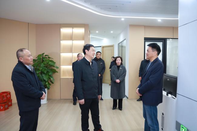 市人大常委會(huì)主任周東明蒞臨安慶港華開(kāi)展新春慰問(wèn)